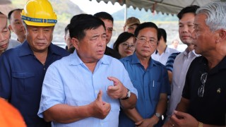 Bộ trưởng Nguyễn Chí Dũng thực địa một số vướng mắc trong các dự án tại Lào